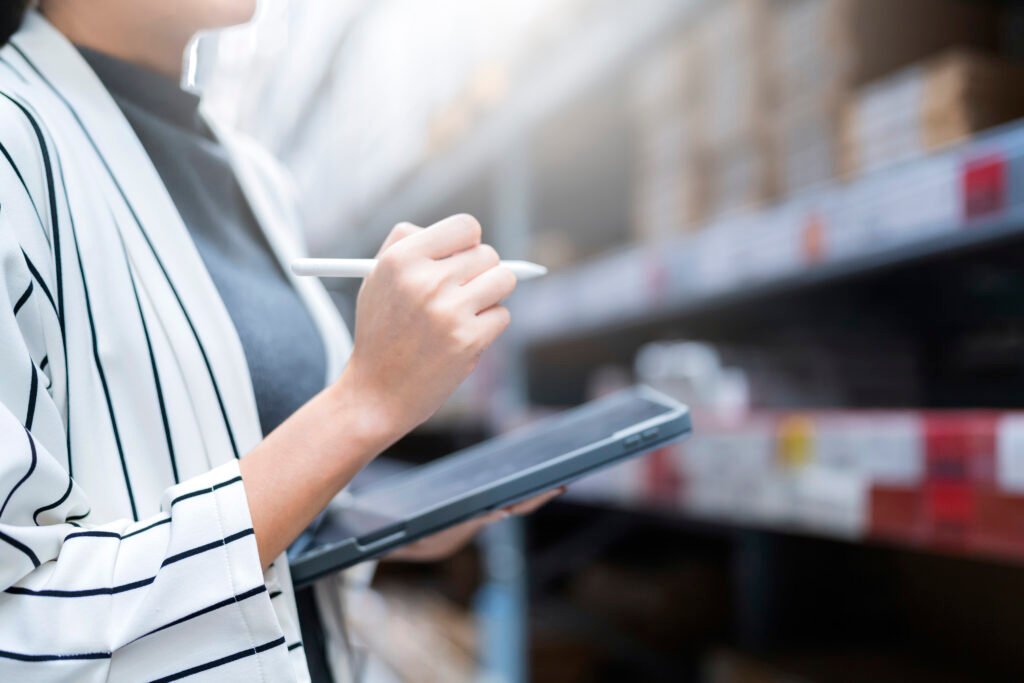 Just In Time vs Safety Stock: Mana yang Cocok untuk Bisnismu?