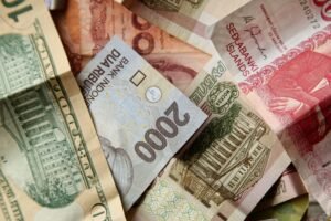 Secara sederhana, redenominasi rupiah adalah proses penyederhanaan nilai nominal mata uang dengan cara mengurangi jumlah digit nol pada uang,